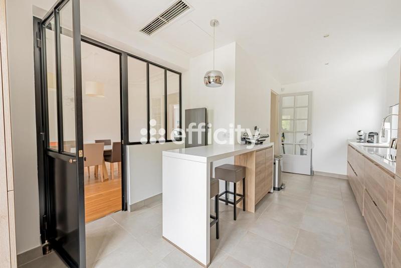 Maison - 232 m² - 9 pièces