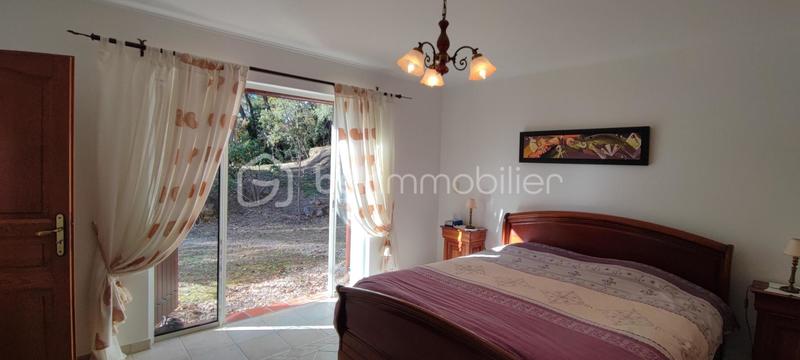 Maison traditionnelle - 250 m² - 8 pièces