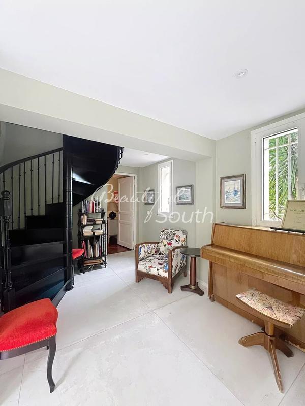 Villa - 300 m² - 7 pièces