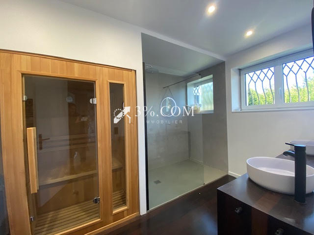 Propriété - 240 m² - 5 pièces