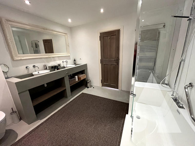 Villa - 221 m² - 6 pièces