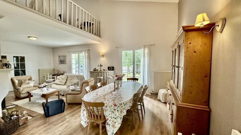 Maison - 220 m² - 7 pièces