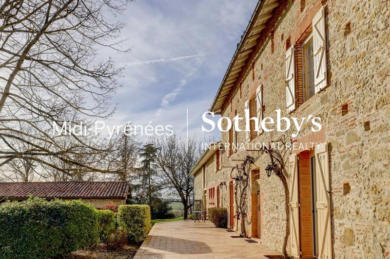 Maison - 440 m² - 12 pièces