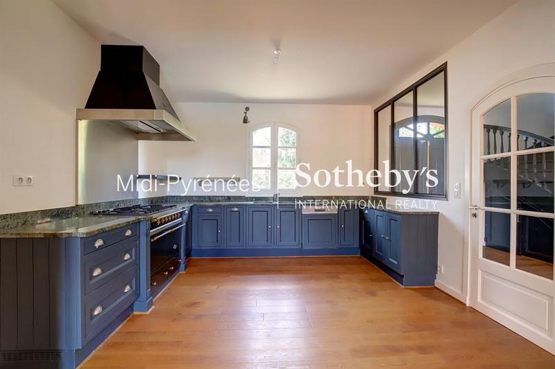 Maison - 300 m² - 10 pièces