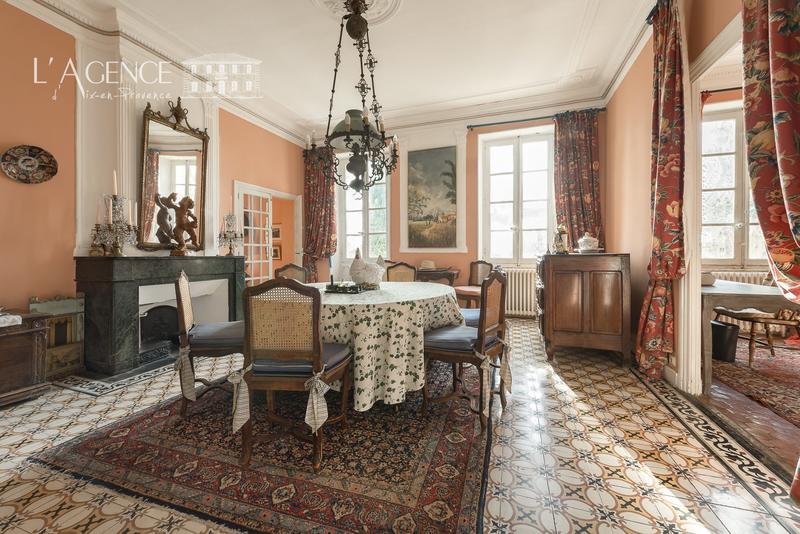 Maison - 1 100 m² - 18 pièces