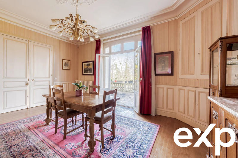 Maison - 246 m² - 10 pièces