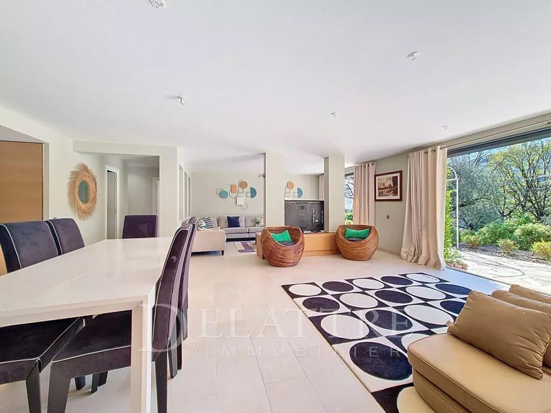 Maison - 222 m² - 8 pièces