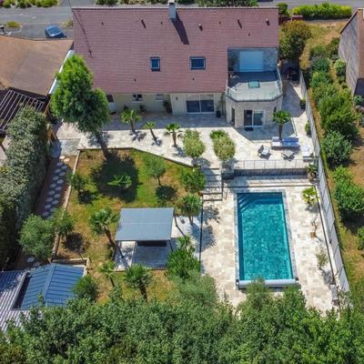 Maison - 260 m² - 8 pièces