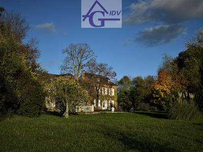 Maison - 1 048 m² - 29 pièces