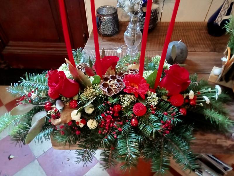 Atelier floral : création d'un centre de table de Noël