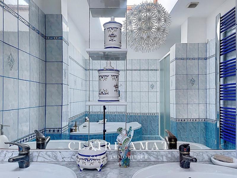 Maison - 230 m² - 7 pièces