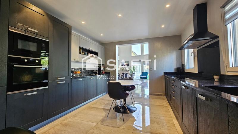 Maison - 360 m² - 9 pièces