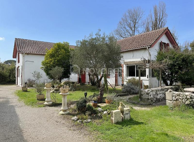 Maison - 240 m² - 11 pièces