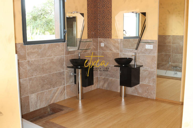 Villa - 264 m² - 10 pièces