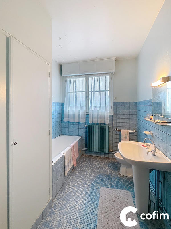 Maison traditionnelle - 236 m² - 10 pièces