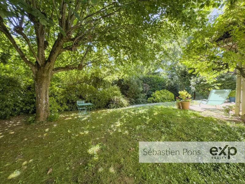 Maison - 230 m² - 8 pièces