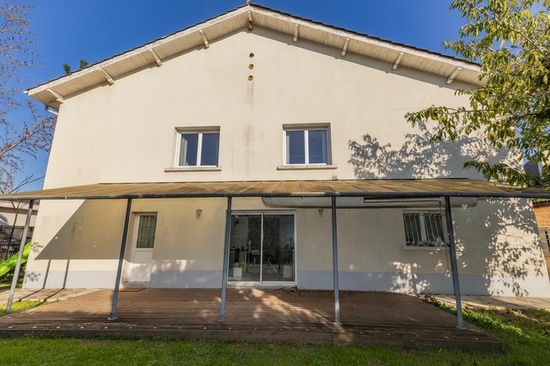 Maison - 260 m² - 8 pièces