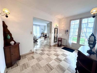 Maison traditionnelle - 204 m² - 6 pièces