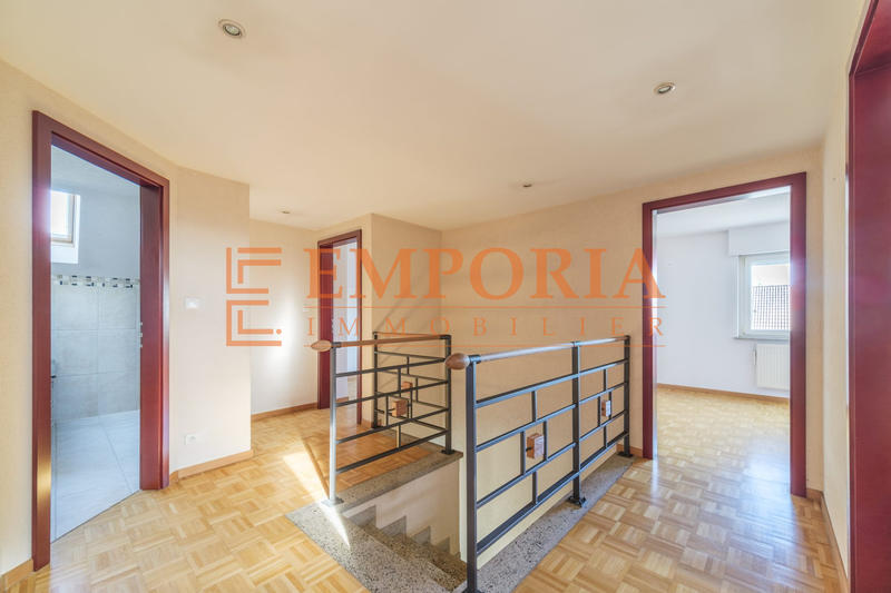 Maison - 220 m² - 6 pièces