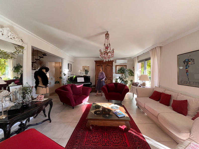 Maison - 256 m² - 6 pièces