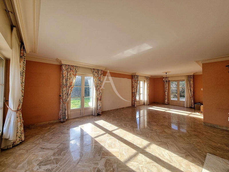 Maison - 230 m² - 7 pièces