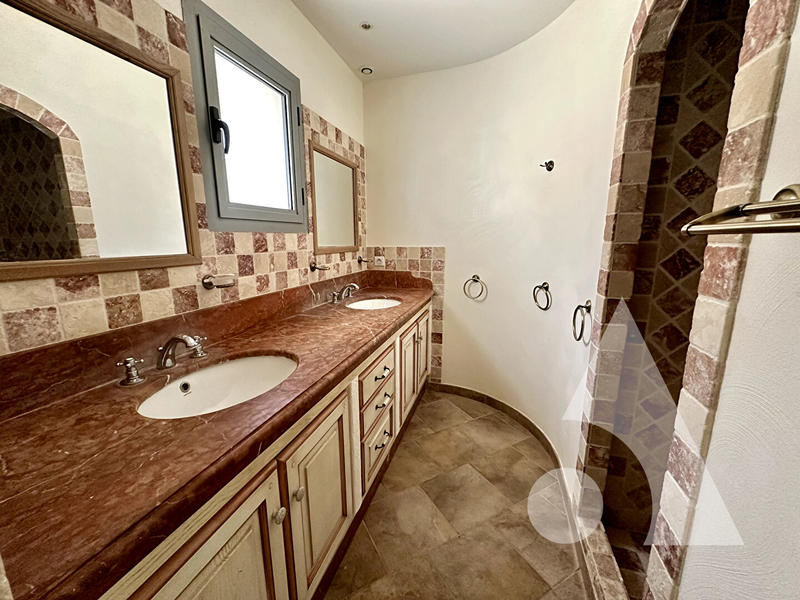 Maison - 226 m² - 8 pièces