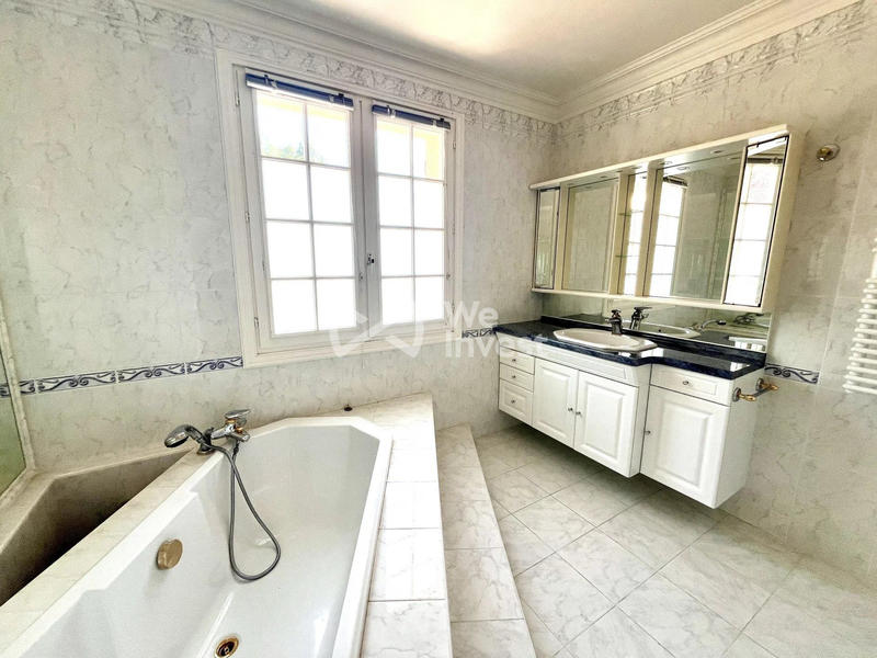 Villa - 192 m² - 8 pièces