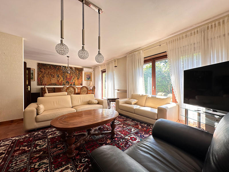 Maison - 250 m² - 6 pièces