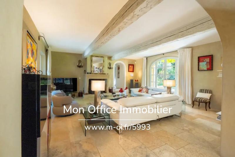 Propriété - 250 m² - 9 pièces