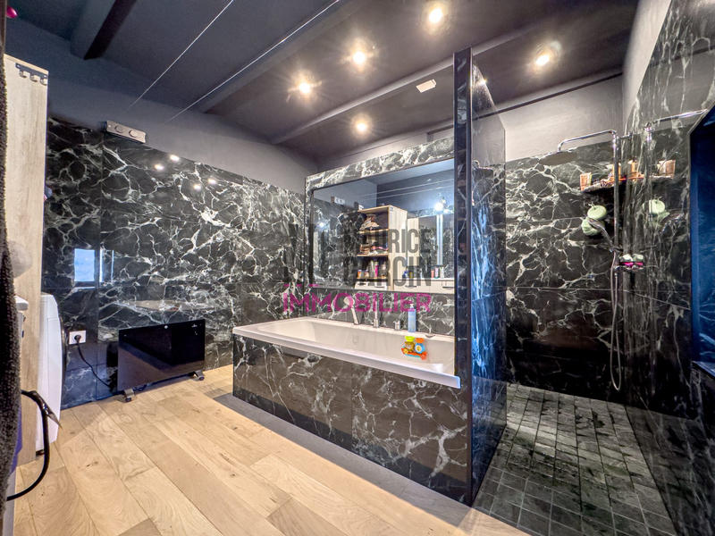 Maison - 260 m² - 10 pièces