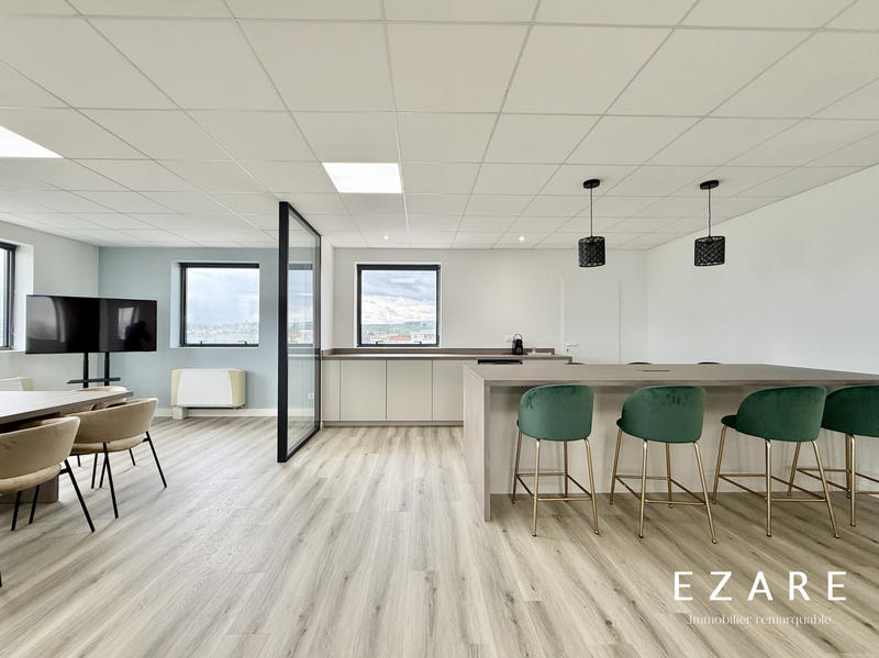 Bureau - 117 m² - 1 pièce