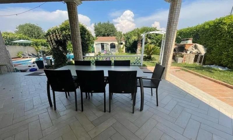 Maison - 270 m² - 9 pièces