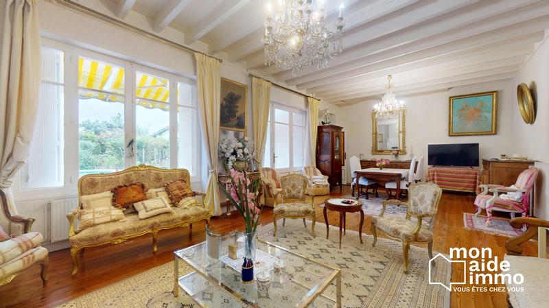 Maison - 266 m² - 7 pièces