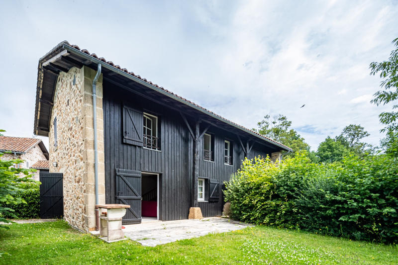 Maison - 1 791 m² - 39 pièces