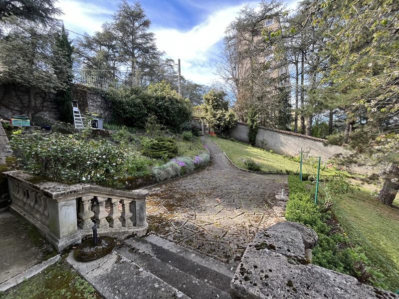 Maison - 241 m² - 8 pièces