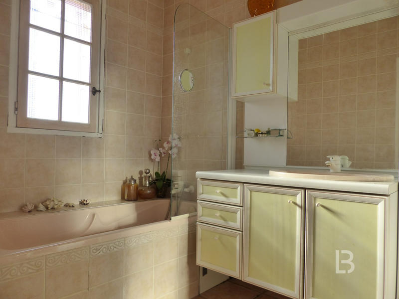 Maison - 222 m² - 7 pièces