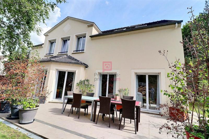 Maison - 250 m² - 10 pièces