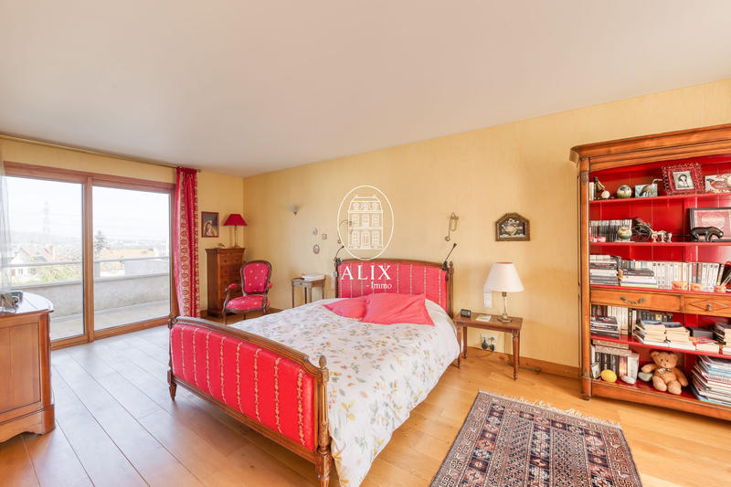 Maison - 224 m² - 9 pièces