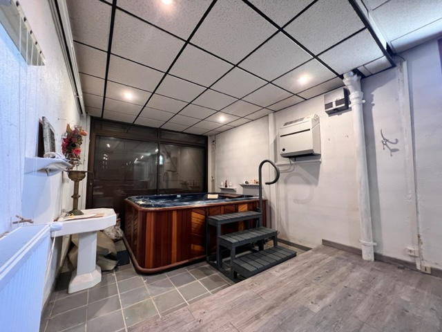 Maison - 210 m² - 11 pièces