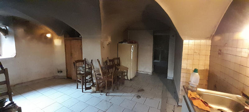 Maison - 300 m² - 2 pièces