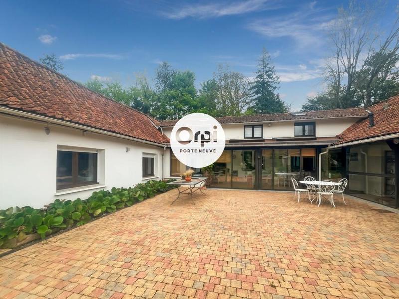 Maison - 240 m² - 6 pièces