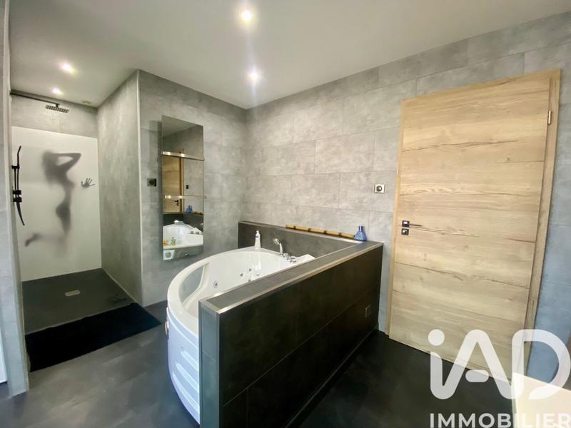 Maison - 216 m² - 7 pièces