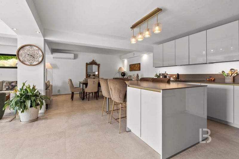 Maison - 315 m² - 8 pièces