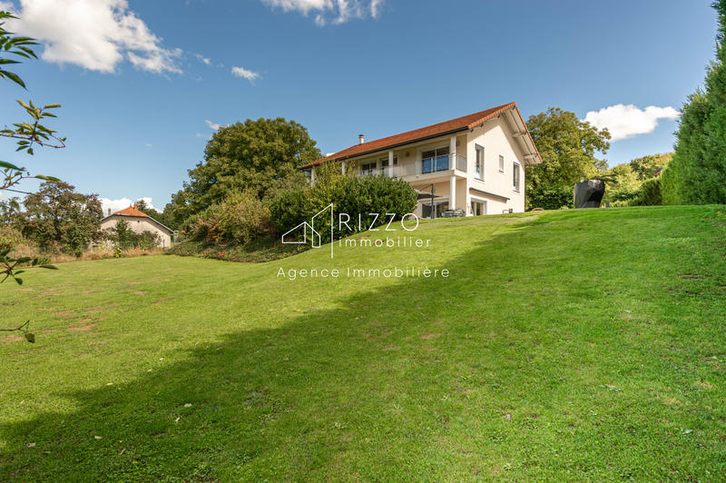 Maison - 228 m² - 8 pièces