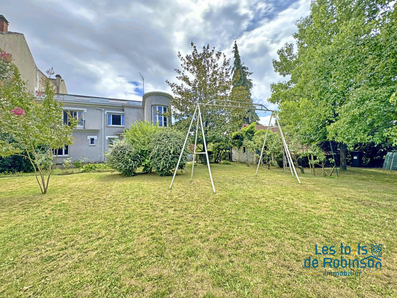 Maison - 240 m² - 10 pièces