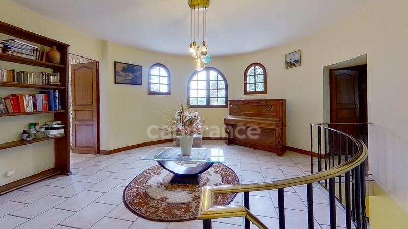 Maison - 235 m² - 8 pièces