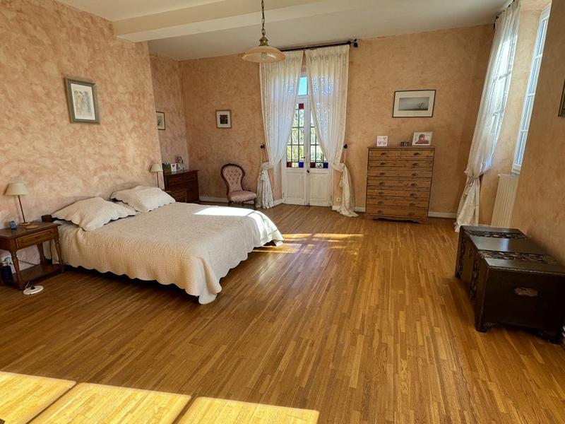 Maison - 630 m² - 9 pièces