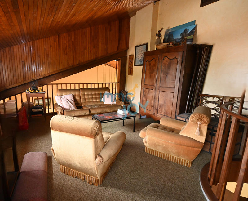 Maison - 245 m² - 7 pièces