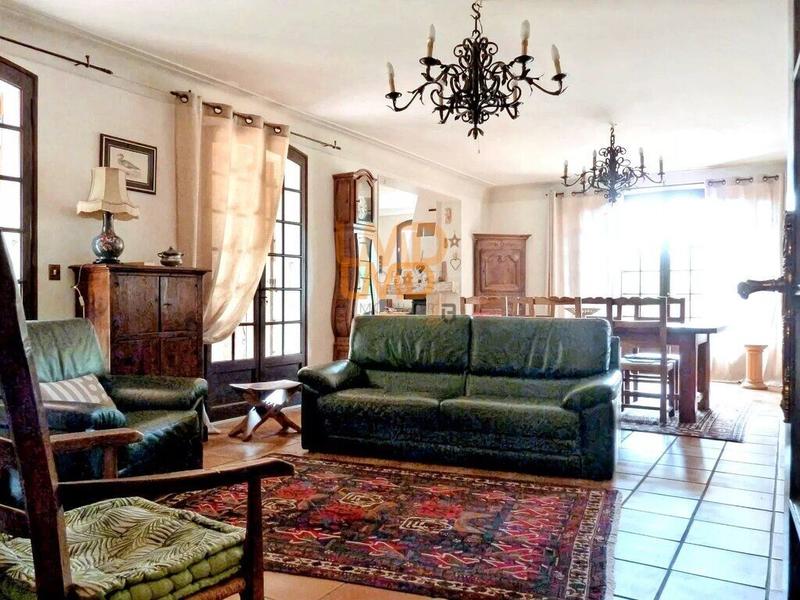 Propriété - 222 m² - 6 pièces