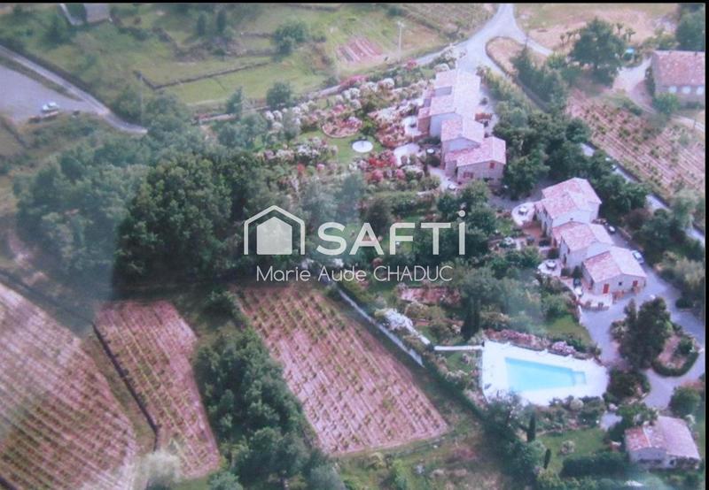 Maison - 696 m² - 30 pièces